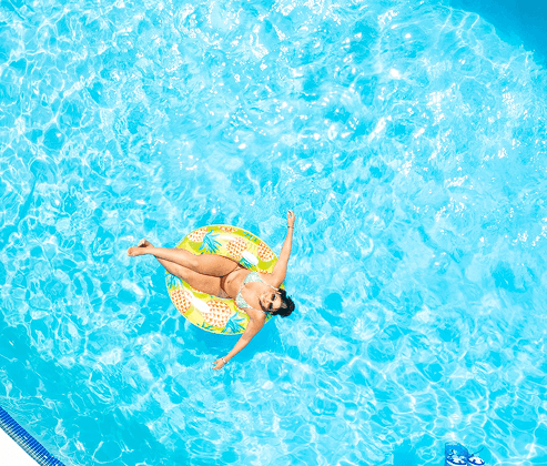 Persona nadando en piscina