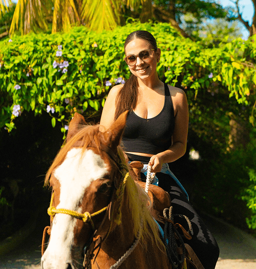 Persona montando a caballo en Roatán