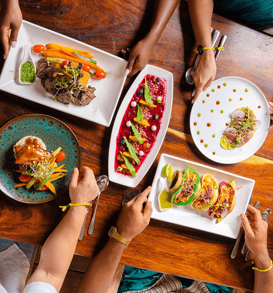 Mesa con comida típica de la isla