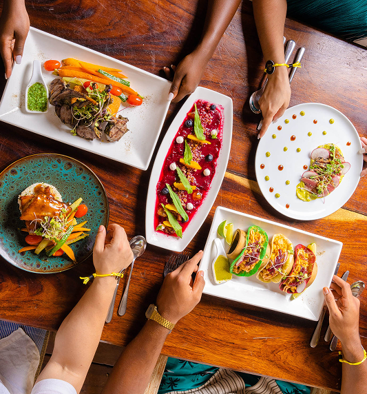 Mesa con comida típica de la isla